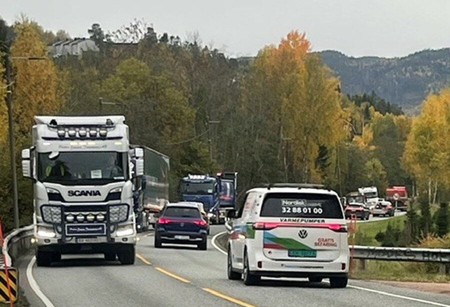 Tolv lastebiler kjørte kolonne for bedre E134